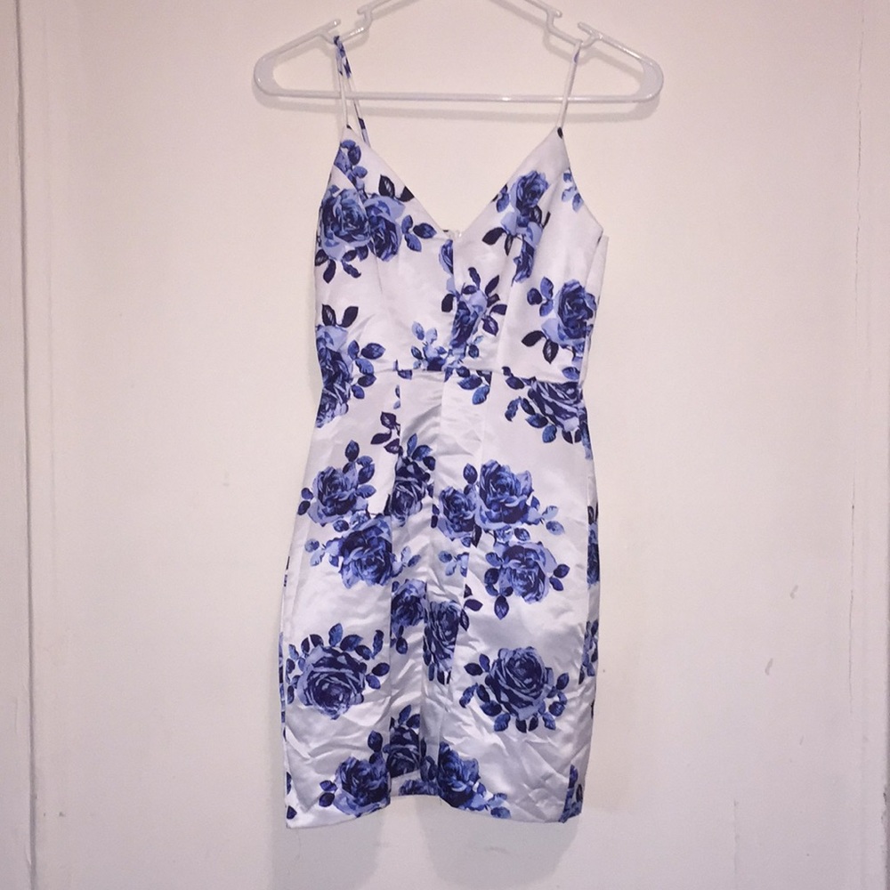 Tight fit white dress with blue flowers size 0